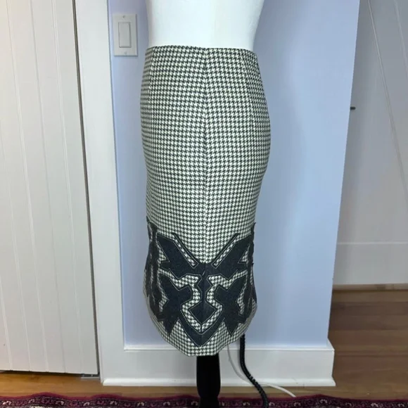 Carlisle Collection Grey/White houndstooth skirt w/applique. SZ 6. Like New! - Picture 2 of 12